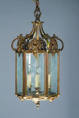 Deckenlampe, deutsch, 50/60er Jahre, Bronze, im Barockstil gearbeitet, drei Brennstellen, Gläser geschnitten u. geschliffen, feiner Blumendekor, ...
