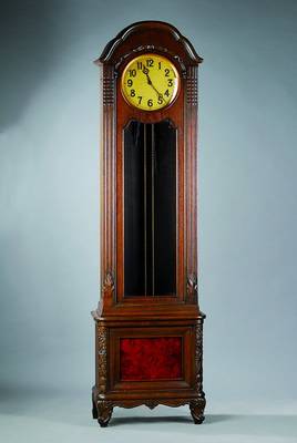 Standuhr, Uhrenmanufaktur Leonhard FurtwänglerSchwarzwald, um 1920 verziertes Holzgehäuse mit Furnierarbeiten und Schnitzwerk, facettiert verglast, ...