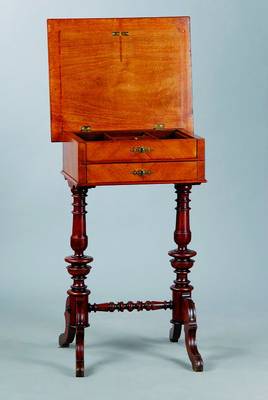 Nähtisch, Gründerzeit, um 1880, Nußbaum, aufklappbar, 2-schübig, reich gedrechselte Beine, Oberfläche mit Schellack aufgefrischt, ohne ...