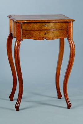 Nähtisch, um 1850, Wurzelnußfurnier, 2-schübig, allseitig geschweift ohne Schlüssel, mit Schellack aufgefrischt, st. Gebr.-Sp., ca. 75x51x43 cm