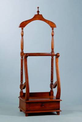 Stummer Diener, 20. Jh., Teakholz, Fußschublade, reich gedrechselt, l. Gebr.-Sp.,ca. 142x50x35 cm