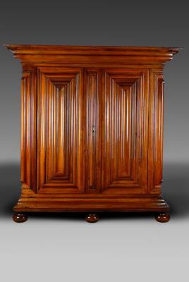 Frankfurter Wellenschrank mit Ecknasen, um 1740/50, Nußbaum, 2-türig, durchgewellte Front, fein herausgearbeitete Ecknasen, Seitenfeldereinteilung ...