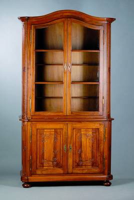 Aufsatzvitrine, südwestdeutsch/Elsass, um 1880, Nußbaum massiv, Unterteil 2-türig, mitVolutenschnitzereien, Oberteil 2-türig verglast und ...