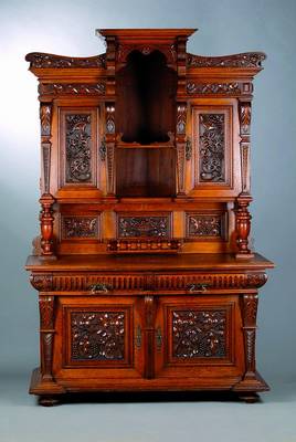 Aufsatzmöbel, deutsch, um 1870/80, Eiche massiv, Unterteil 2-türig, 2-schübig, Mittelteil m. Balustrade, Oberteil 2-türig, aufwendige ...