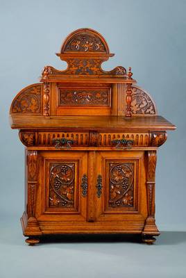 Kleines Aufsatzmöbel, deutsch, um 1870/80, Eiche massiv, 2-türig, 2-schübig, aufwendige Flachschnitzereien in Form von Weinlaub, Lisenen m. ...