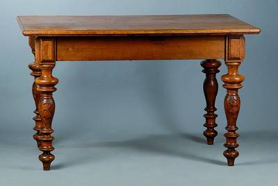 Tisch, deutsch, um 1870/80, Eiche massiv, gedrechselte Beine m. Akanthusblattschnitzerei, st. Gebr.-Sp., ca. 80x130x90 cm