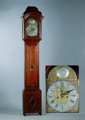 Standuhr, Lüttich, um 1760, schlankes, elegantes Eichengehäuse, Messingintarsien, repräsentatives Oberteil, kl. Bekrönung ...