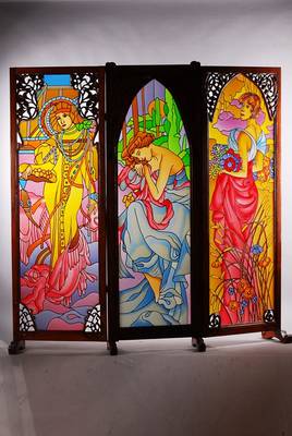 Paravent, 20. Jh., Tropenholz, reich geschnitzt, schöne Glasmalerei von Jugendstil-Damen, 3-teilig, st. Gebr.-spuren, je ca. 211x80 cm