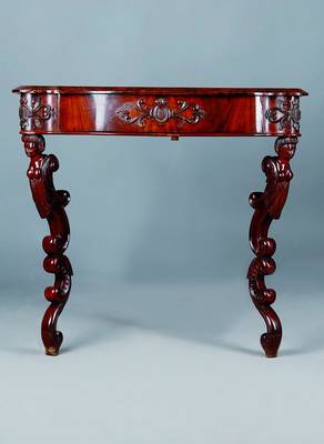 Schreibtisch, deutsch, um 1890/1900, Mahagonifurnier, eine Schublade, reich verzierte Beine, Gebrauchsspuren bzw. kl. Furnierschäden, 82 x 87 x 36 cm