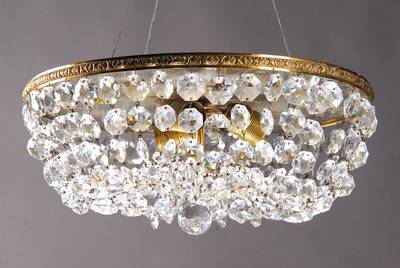 Korblüster, um 1930/40, Messingplatte mit drei Brennstellen, reicher Glasbehang, D. ca. 39 cm