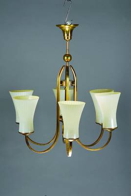 Deckenlampe, deutsch, 50/60er Jahre, Messing, elegante geschwungene Form, 6 Brennstellen, große Glasschirme mit cremeweißem Dekor, l. an den ...