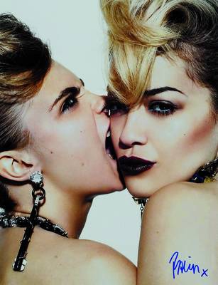 John Rankin, geb. 1966, Farbfotografie, Rita Ora & Cara Delevigne, handsigniert, Passepartout, unter Glas gerahmt, ca. 21x31 cm
