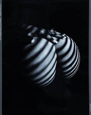 Chris Maher, US-amerikanischer Fotograf und Maler, zwei Akt-Fotos, je handsigniert mit Zertifikat, je ca. 26x21 cm