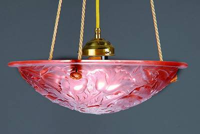 Deckenschale, in der Art von Lalique, um 1935, Pressglas mit Muscheldekor, geklebt, D. 29.5 cm