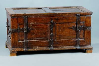 Truhe, mitteldeutsch, um 1780/1800, Eiche massiv, aufwändige Eisenbänderung, Alterssch.,schwundrissig, Füße sek., ca. 55x107x57 cm seitlich mit ...