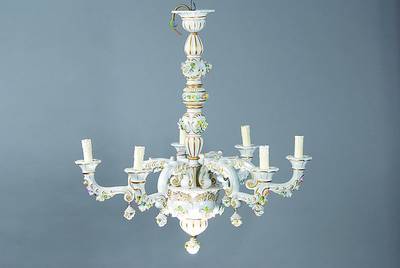 Deckenleuchter und zwei Tischlampen, Thüringen, 2. Hälfte 20. Jh., Porzellan, applizierte Blüten und Blätter, Rocaillen und Akanthusblatt, 6 ...
