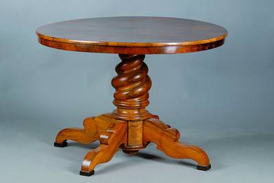 Biedermeiertisch, deutsch, um 1830-40, Fuß Nußbaum, Platte Wurzelnußfurnier 4-fach gespiegelt verlegt, 3 geschweifte Auslegerbeine, Säule in sich ...