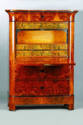 Standsekretär, um 1820, süddeutsch/badisch, Nußbaum Sägefurnier, Furnier gespiegelt verlegt, 3-schübig, Klappe, reiche Inneneinrichtung, ...