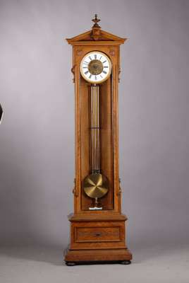 Standuhr, Lenzkirch, um 1890, sog. eklezistischer Stil, Gehäuse Weichholz, Kantenmassiv Nußbaum, Nußbaumwurzelfurnier gespiegelt verlegt, z.T. in ...