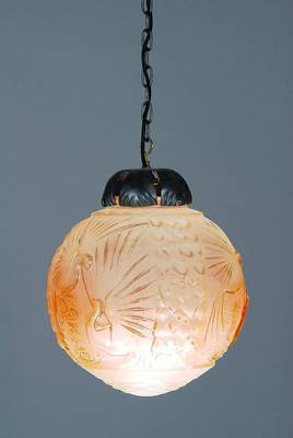 Deckenlampe, Muller Freres Lunéville, um 1930, rosa Preßglas reich reliefiert und teilmattiert, signiert, D. ca. 24cm, Montur Schmiedeeisen