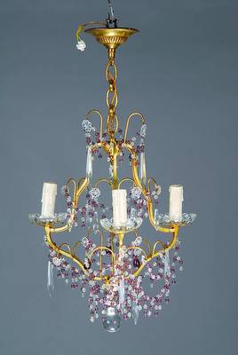 Deckenlampe, Frankreich, um 1900, Messingmontur mit zahlreichen Glasabhängungen in farblos und violett, drei Brennstellen, Elektr. nicht geprüft, ...