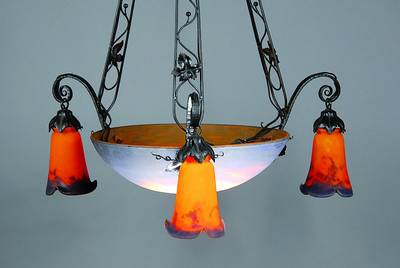 Deckenlampe, Muller Freres Lunéville, 1920er Jahre, schmiedeeiserne Montur, Schale und drei Glocken Schichtglas mit orangeroten und blauen ...