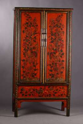 Tibetanischer Hochzeitsschrank, um 1900, 2-türig, rot und grüngrundig gefasst, aufwendig bunte Malerei in Form von Blüten, Blättern und Vögeln, ...