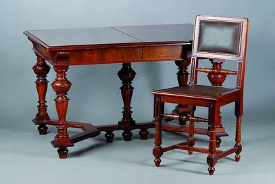 Ausziehtisch und 5 Stühle, Gründerzeit, um 1880, Nußbaum/Wurzelnußfurnier gespiegelt verlegt, reiche Drechselarbeit, 5 passende Stühle mit ...