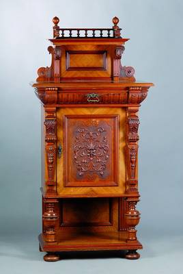Vertiko, Gründerzeit, um 1880, Nußbaum/Wurzelnußfurnier, teils grätenförmig verlegt, Akanthus und Volutenschnitzereien, 1 -türig, 1-schübig, ...