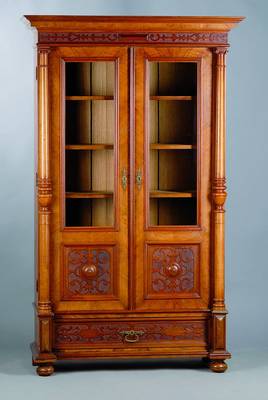 2-türige Vitrine, Gründerzeit, um 1880, Nußbaum/Wurzelnußfurnier, Lisenen mit Vollsäulen, Fußschublade, Inlets mit Flachschnitzereien, Kopf ...