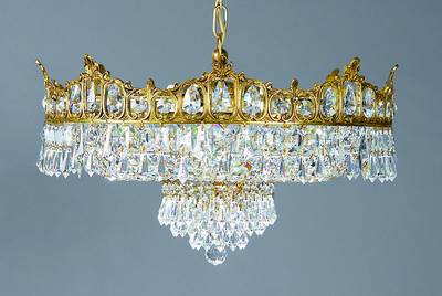 Opulenter Kristalllüster, um 1925/35, massivgearbeiteter und durchbrochener Messingkranz, reicher Kristallbehang, schöne Licht in den ...