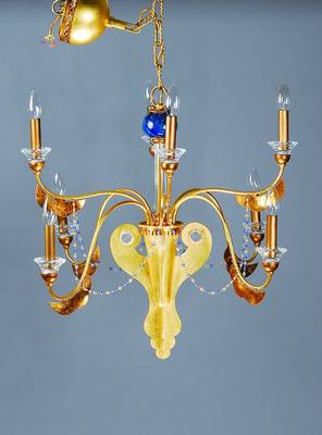 Deckenleuchter, wohl Italien, 2. Hälfte 20. Jh., Metall vergoldet, acht geschwungene Arme mit verzierten Tropffängern aus Glas, Glasgehänge mit ...