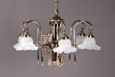 Deckenlampe, Spanien, 30er Jahre, verzierte Weißbronze mit mehrstufigem Mittelbaluster, reich mit Rocaillen verziert, 6 Brennstellen, nach unten ...