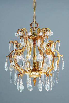 Dekorative Deckenlampe, Frankreich Mitte 20. Jh., Messing, zierliches filigran gearbeitetes Modell mit reichem Glasgehänge, Blätter, Perlen und ...