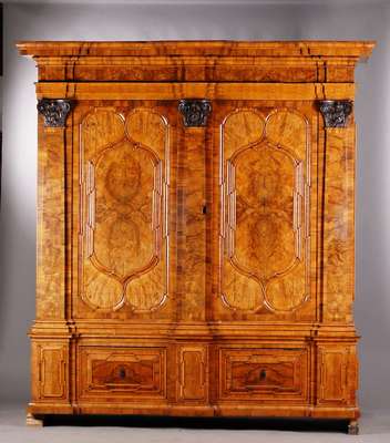 Pilasterschrank, Dresden, um 1700/10, KorpusWeichholz, Wurzelnußfurnier doppelt und 4-fachgespiegelt verlegt, teils quer furniert, sehr lebendiges ...