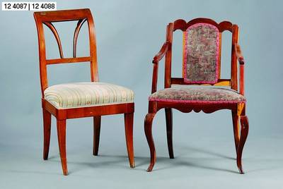Stuhl, Biedermeier, um 1810, mitteldeutsch, Nußbaum, Polsterung und Bezug alt belassen, Reste alten Wurmbefalls, Alterssch., ein Lehnenstab fehlt, ...
