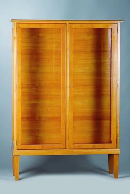 Vitrine, deutsches Möbel Haller, um 1930/32,Kirschbaum quer furniert, 2-türig, 3-seitig verglast, Glaseinlegeböden, nicht zerlegbar, Gebr.-Sp., ...