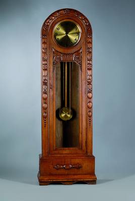 Standuhr mit Westminsterschlag, deutsch um 1925/30, Eiche mit Schnitzarbeiten, Schwungbereich des Pendels facettiert verglast Werk gemarkt: DRP Nr. ...