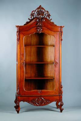 Vitrine, Louis-Philippe, um 1860, Nußbaumfurnier, 1-türig, 3-seitig verglast, reiche Akanthusblattschnitzerei, st. Gebr.-Sp., Kopfschnitz. gebrochen