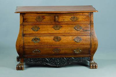 Barockkommode, um 1790, Nußbaum, 5-schübig, Front geschweift, Tatzenfüße, st. Gebr.-Sp., alt belassen, ohne Schlüssel, ca. 70x96x48 cm