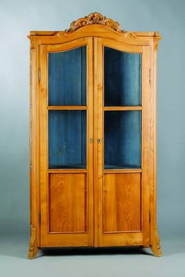 Vitrine, Louis-Philippe, um 17860, Kirschbaum, 2-türig, 3-seitig verglast und versprosst, Kopf mit Blütenschnitzerei, Reste alten Wurmbefalls, st. ...