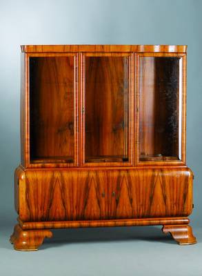 Vitrine, Art-Deko, um 1930, kaukasisch Nußbaum, Oberteil 3-türig verglast, Unterteil 2-türig, abgerundete Ecken, Furnierschäden, st. Gebr.-Sp., ...