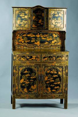 Chinesischer Aufsatzschrank, um 1900, schwarz gefasst, aufwendige Malerei, reiche Goldstaffage, 2-teilig, 4-türig, 2-schübig, schwundrissig, ...