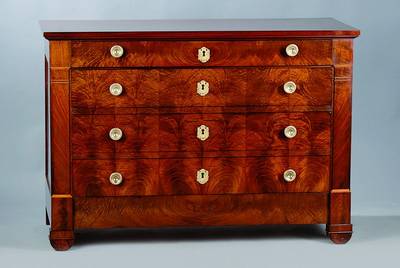 Kommode, Biedermeier, um 1800, Nußbaum/Wurzelnußfurnier vielfach gespiegelt verlegt, 4-schübig, reich verzierte Beschläge teils sek., ...