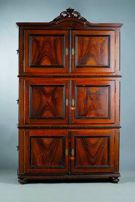 Brandschrank, deutsch, um 1880-90, Weichholz mit sog. Biermalerei von guter Qualität, orig. Schlösser und Beschläge, dreiteilig, stärkere ...