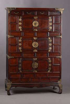 Vielzweckschrank, wohl Korea um 1940-50, Weichholz auf Rahmen gearbeitet, Wurzelnuß Furnier, orig. Messingbeschlägen, vier Schübe, ca. ...