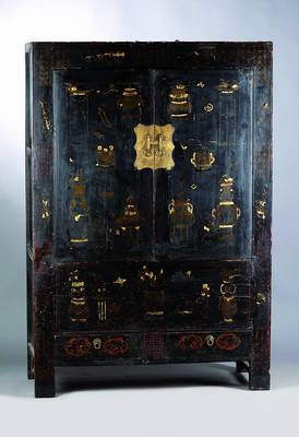 Vielzweckschrank, China, um 1900, Weichholz und Hartholz auf Rahmen gearbeitet, schwarz lackiert, Goldmalerei von kostbaren Gegenständen und ...