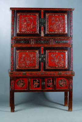 Vielzweckschrank, China, um 1910, nach dem Vorbild der Ming-Dynastie, 5-fach in sich gegliedert, 3 Schübe, schwarz u. rot lackiert, ...