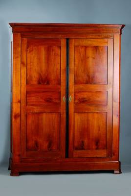 Dielenschrank, wohl Baden, um 1840-50, Kirschbaum massiv, Inlets gespiegelt verlegt, 2-türig, abgeflachte Ecken, restauriert, l. Gebr.-Sp., ...
