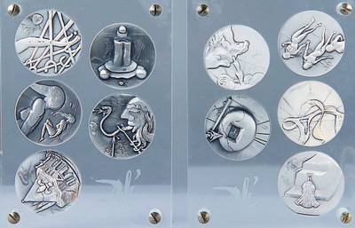 Dali, Salvador, 1904-1989, 10 Medaillen, Sonderprägung 1975, 999,9 Feinsilber, Die 10 Gebote, Auflage 12.500 Stück, D. 5 cm, in Plexiglasdisplay